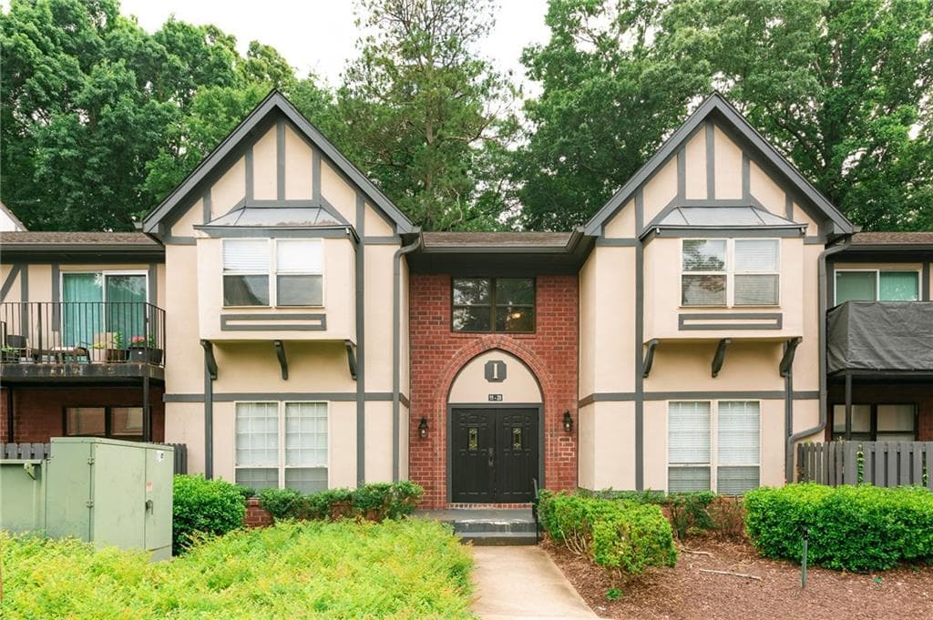 3 bedroom, 2 bathroom, 1,469 sq ft condominium for sale at 6851 Roswell Road I11, Atlanta, GA 30328 — photo 1 of 22