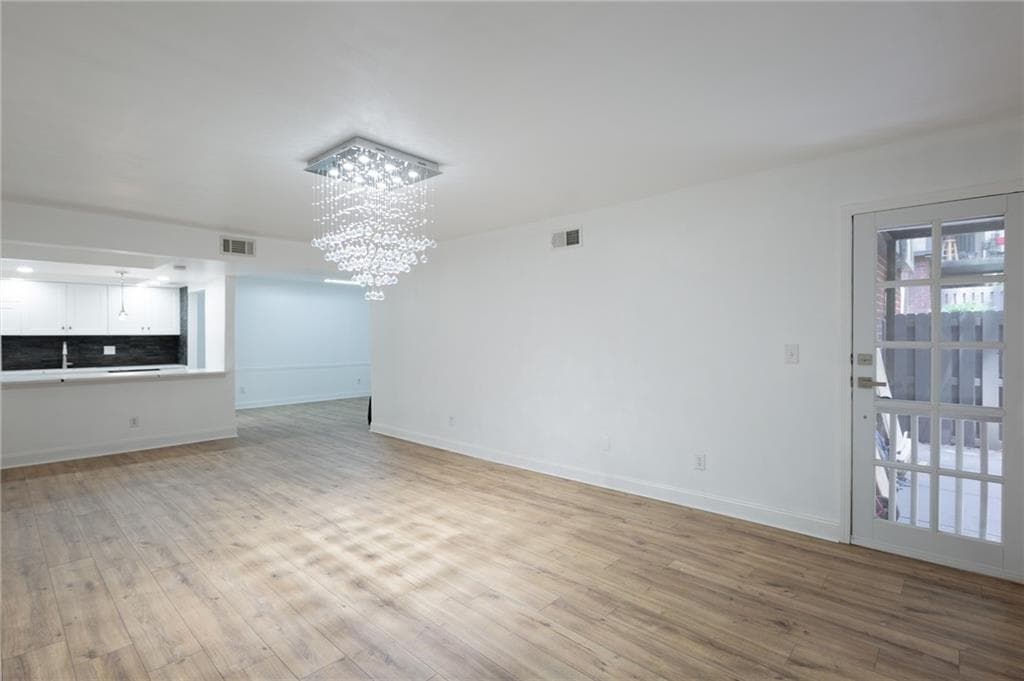 3 bedroom, 2 bathroom, 1,469 sq ft condominium for sale at 6851 Roswell Road I11, Atlanta, GA 30328 — photo 3