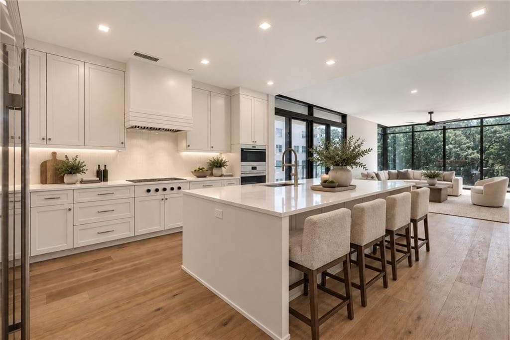 3 bedroom, 3 bathroom, 2,557 sq ft condominium for sale at 2520 Peachtree Road 403, Atlanta, GA 30305 — photo 4