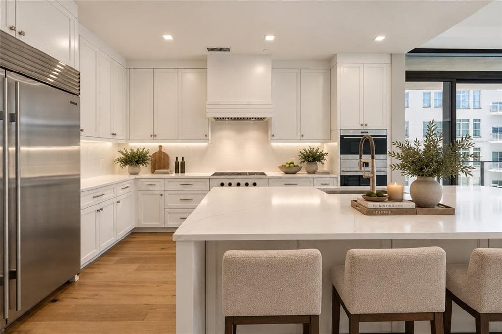 3 bedroom, 3 bathroom, 2,557 sq ft condominium for sale at 2520 Peachtree Road 403, Atlanta, GA 30305 — photo 5