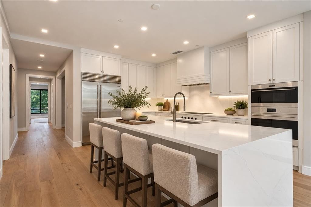 3 bedroom, 3 bathroom, 2,557 sq ft condominium for sale at 2520 Peachtree Road 403, Atlanta, GA 30305 — photo 6