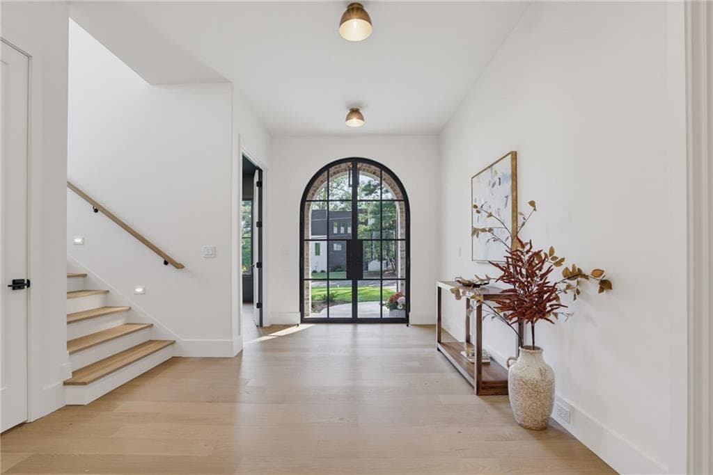 6 bedroom, 7 bathroom, 5,407 sq ft single family residence for sale at 1228 Kingsley Circle, Atlanta, GA 30324 — photo 2