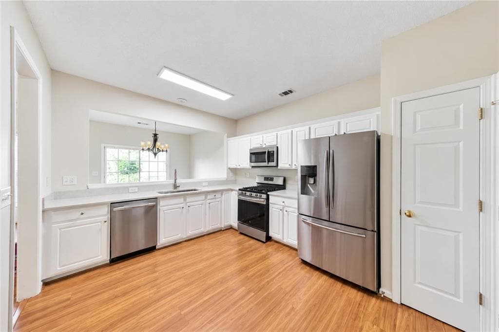 3 bedroom, 3 bathroom, 1,788 sq ft townhouse for sale at 244 Regent Square, Woodstock, GA 30188 — photo 2
