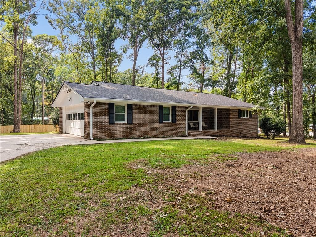 2 bedroom, 2 bathroom, 1,610 sq ft single family residence for sale at 3696 Rainbow Circle, Snellville, GA 30039 — photo 3