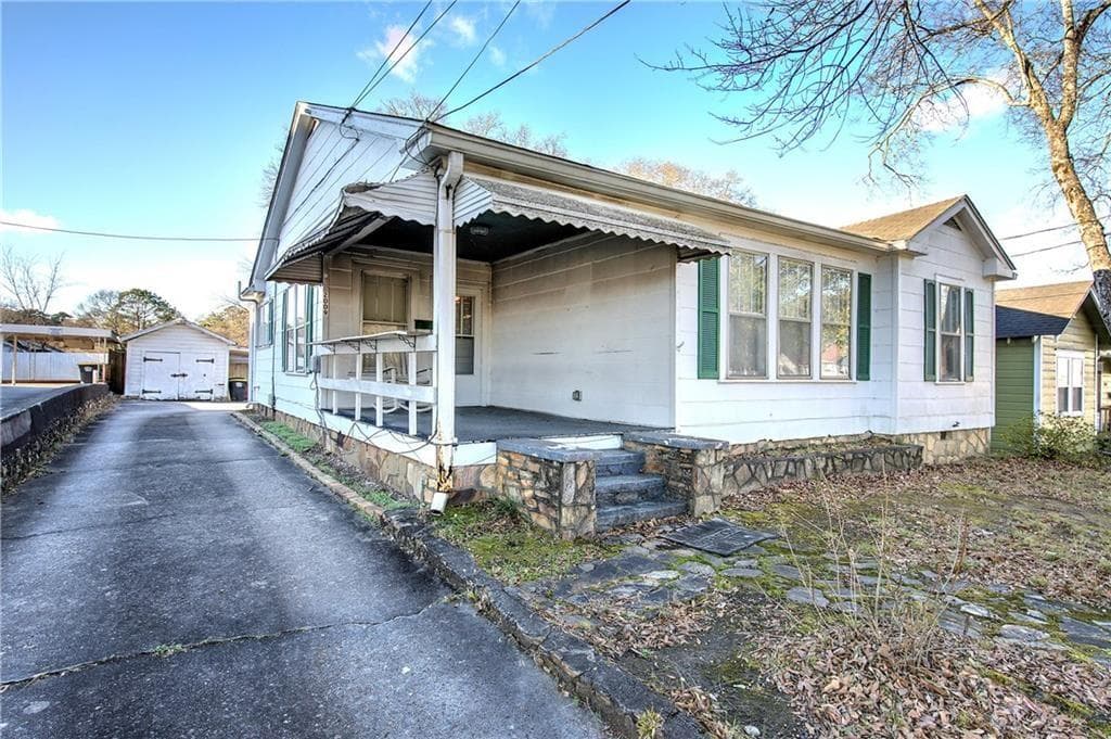 3 bedroom, 1 bathroom, 1,239 sq ft single family residence for sale at 2009 N Broad Street, Rome, GA 30161 — photo 2