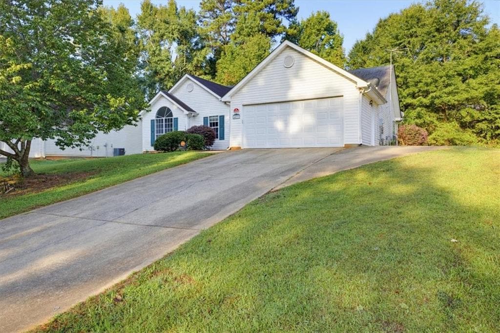 3 bedroom, 2 bathroom, 1,340 sq ft single family residence for sale at 4037 Monarch Dr, Mcdonough, GA 30253