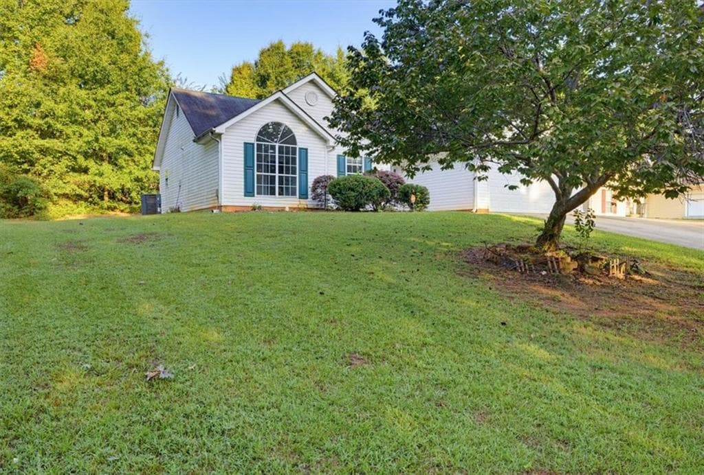 3 bedroom, 2 bathroom, 1,340 sq ft single family residence for sale at 4037 Monarch Dr, Mcdonough, GA 30253 — photo 3