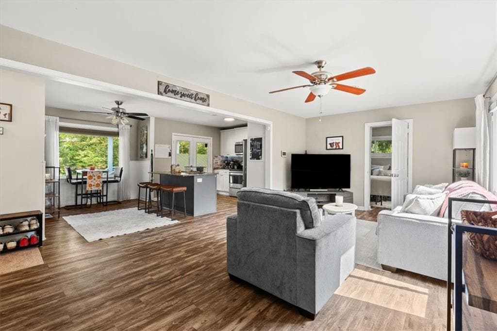 3 bedroom, 1 bathroom, 1,546 sq ft single family residence for sale at 1563 Cloverdale Drive, Marietta, GA 30067 — photo 5