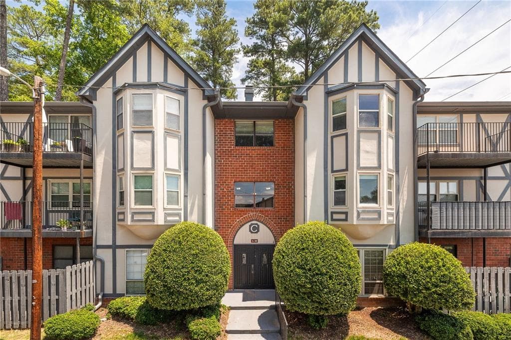 3 bedroom, 2 bathroom, 1,423 sq ft condominium for sale at 6851 Roswell Road C1, Atlanta, GA 30328 — photo 2
