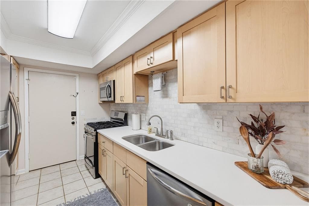 3 bedroom, 2 bathroom, 1,423 sq ft condominium for sale at 6851 Roswell Road C1, Atlanta, GA 30328 — photo 8
