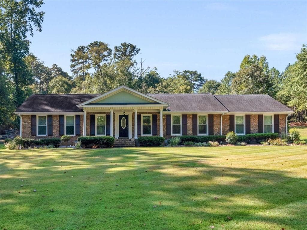 3 bedroom, 2 bathroom, 1,885 sq ft single family residence under contract at 6401 E Glen Road, Lithonia, GA 30038
