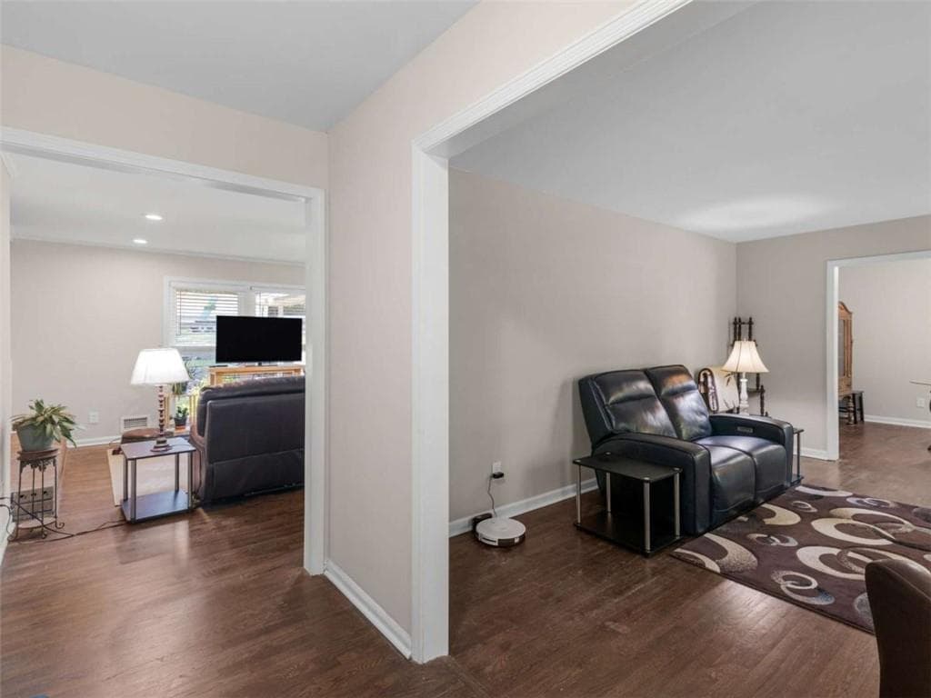 3 bedroom, 2 bathroom, 1,885 sq ft single family residence under contract at 6401 E Glen Road, Lithonia, GA 30038 — photo 3