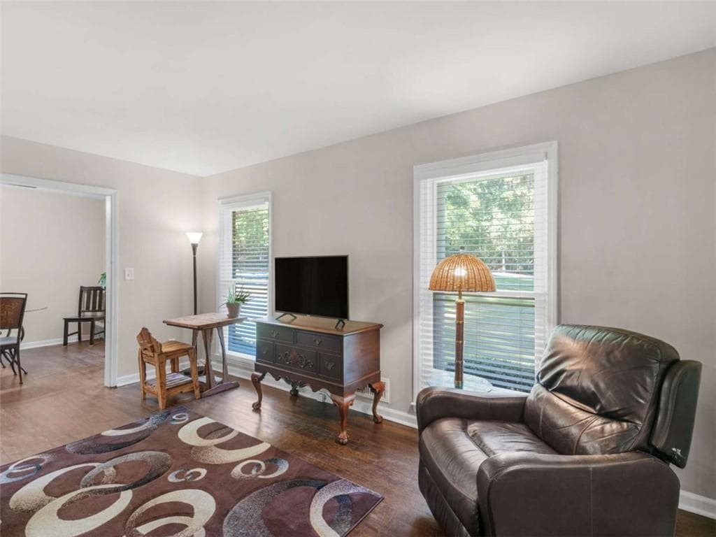 3 bedroom, 2 bathroom, 1,885 sq ft single family residence under contract at 6401 E Glen Road, Lithonia, GA 30038 — photo 4