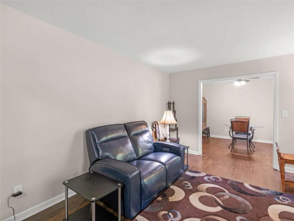 3 bedroom, 2 bathroom, 1,885 sq ft single family residence under contract at 6401 E Glen Road, Lithonia, GA 30038 — photo 5