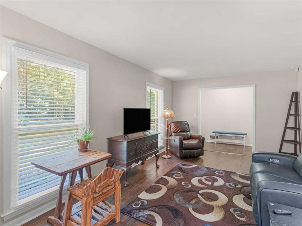 3 bedroom, 2 bathroom, 1,885 sq ft single family residence under contract at 6401 E Glen Road, Lithonia, GA 30038 — photo 7