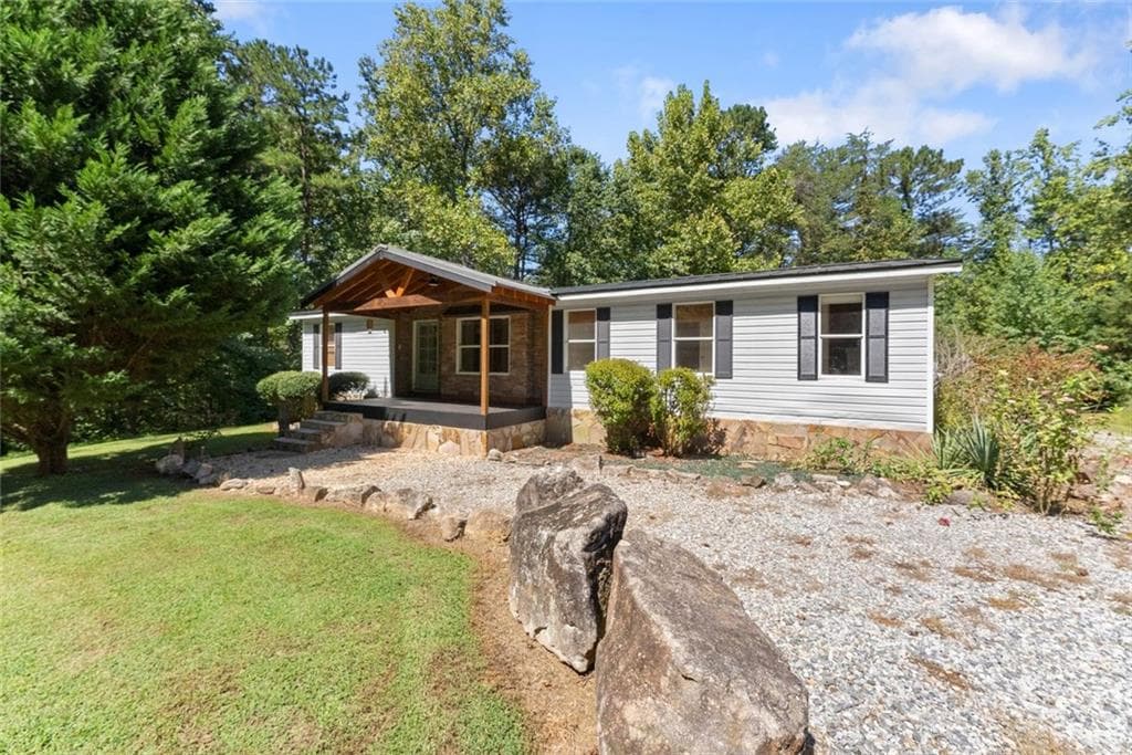 3 bedroom, 2 bathroom, 1,350 sq ft single family residence under contract at 125 Bagwell Drive, Dawsonville, GA 30534 — photo 2