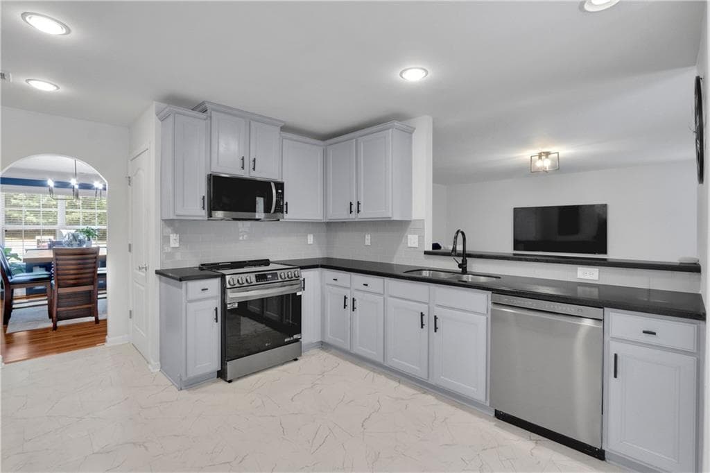 4 bedroom, 3 bathroom, 2,718 sq ft single family residence for sale at 981 Wisteria View Court Southeast Court, Dacula, GA 30019 — photo 4