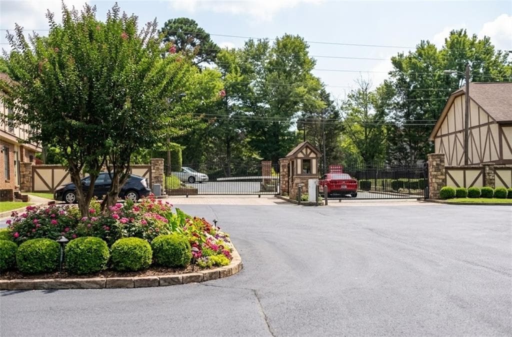 3 bedroom, 2 bathroom, 1,304 sq ft condominium for sale at 3292 Abbeywood Drive, Decatur, GA 30034