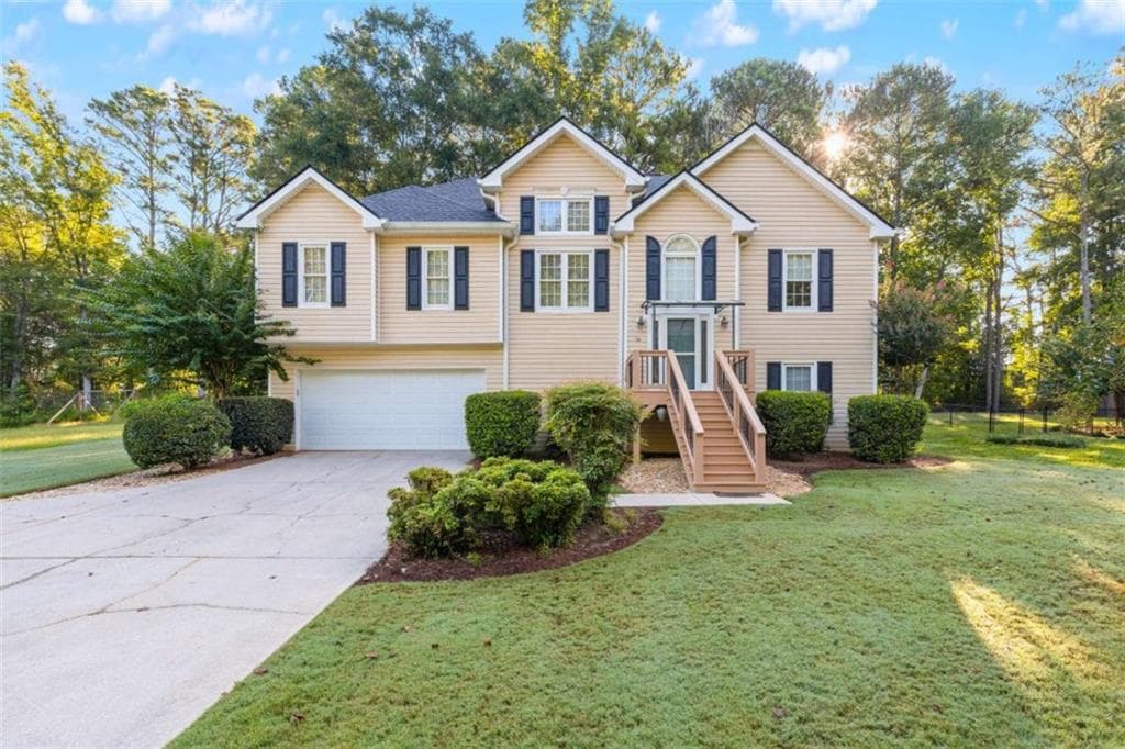 3 bedroom, 2 bathroom, 2,185 sq ft single family residence for sale at 54 Wooddale Lane, Carrollton, GA 30117 — photo 2