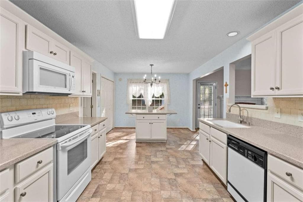 3 bedroom, 2 bathroom, 2,185 sq ft single family residence for sale at 54 Wooddale Lane, Carrollton, GA 30117 — photo 7
