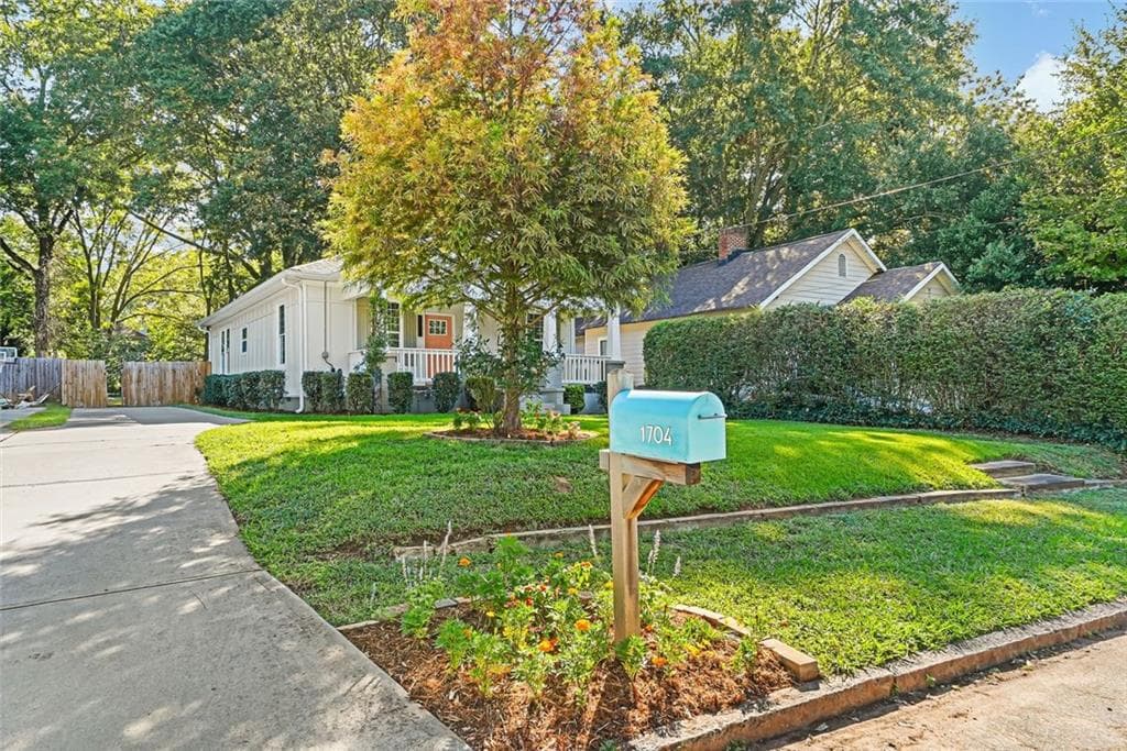 3 bedroom, 2 bathroom, 1,400 sq ft single family residence under contract at 1704 Evans Drive, Atlanta, GA 30310 — photo 4