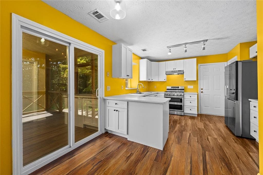 3 bedroom, 3 bathroom, 1,698 sq ft single family residence under contract at 445 Carriage Court, Johns Creek, GA 30022 — photo 6