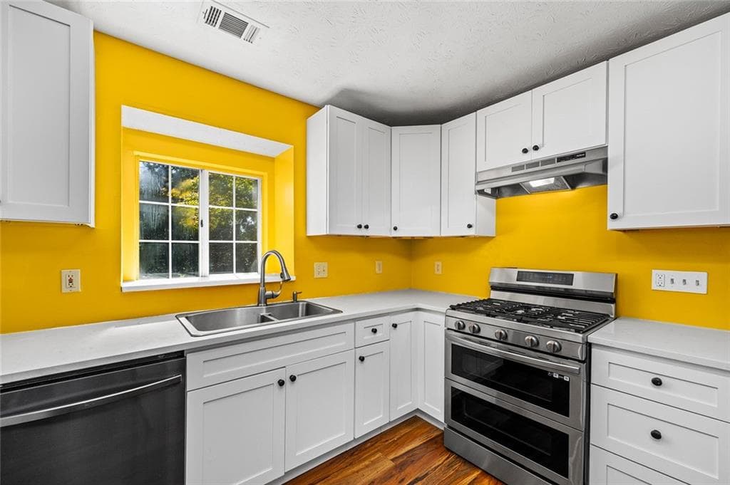 3 bedroom, 3 bathroom, 1,698 sq ft single family residence under contract at 445 Carriage Court, Johns Creek, GA 30022 — photo 7