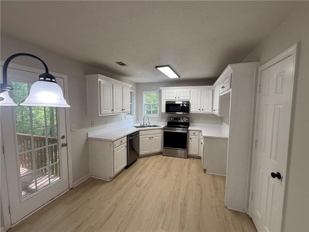 4 bedroom, 3 bathroom, 1,886 sq ft single family residence for sale at 637 Skyland Drive, Winder, GA 30680 — photo 2