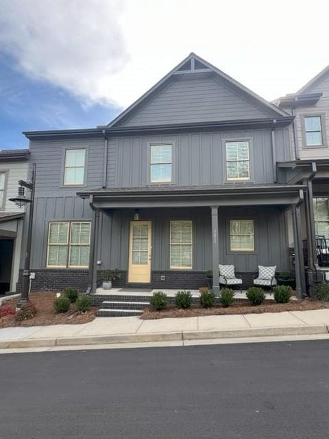 3 bedroom, 3 bathroom, 2,200 sq ft townhouse for sale at 5611 Pine Street, Flowery Branch, GA 30542 — photo 2