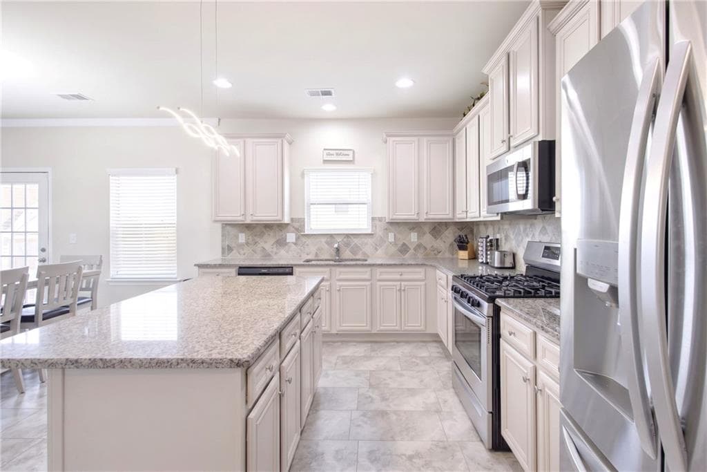 5 bedroom, 3 bathroom, 2,438 sq ft single family residence for sale at 2601 Glenbrook Lane, Conyers, GA 30012 — photo 9