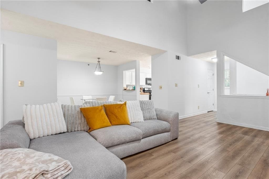3 bedroom, 2 bathroom, 1,587 sq ft condominium for sale at 3960 Riverlook Parkway 207, Marietta, GA 30067 — photo 4