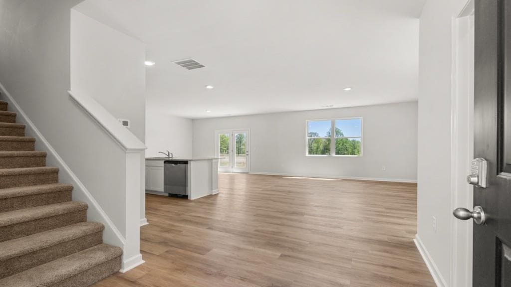 4 bedroom, 3 bathroom, 1,927 sq ft single family residence for sale at 332 Creekview Way, Dallas, GA 30132 — photo 2