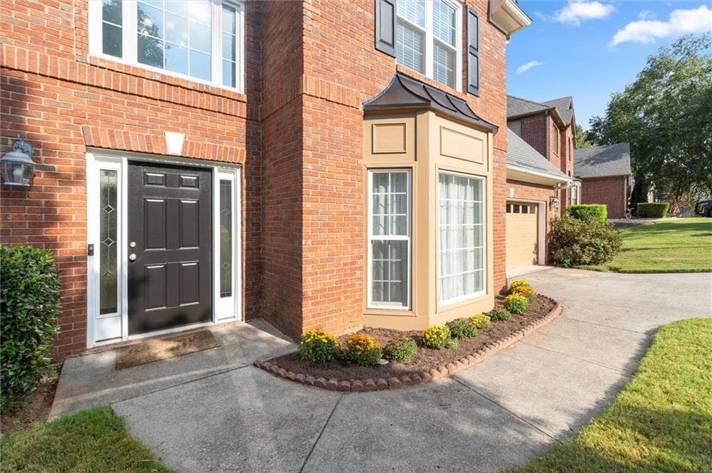 4 bedroom, 3 bathroom, 2,190 sq ft single family residence for sale at 11935 Leeward Walk Circle, Alpharetta, GA 30005 — photo 2