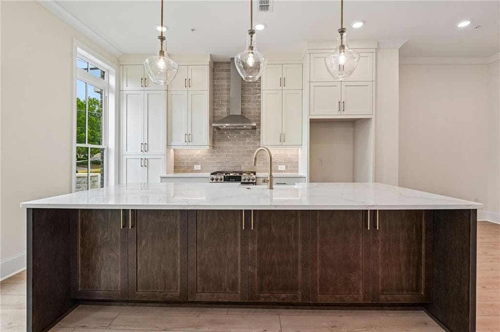 3 bedroom, 4 bathroom, 2,105 sq ft townhouse for sale at 220 Midnight Oak Run 2, Alpharetta, GA 30009 — photo 2