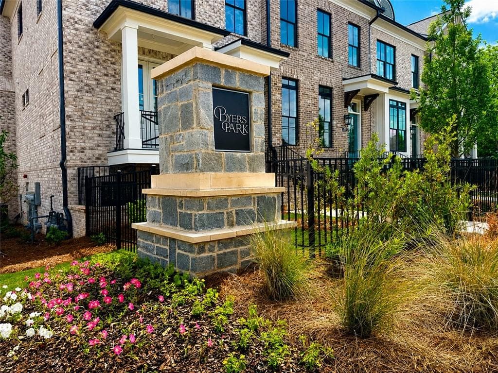 3 bedroom, 4 bathroom, 2,105 sq ft townhouse for sale at 220 Midnight Oak Run 2, Alpharetta, GA 30009 — photo 4