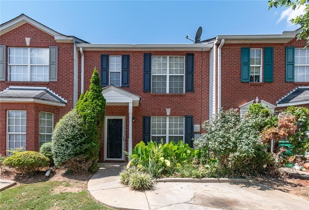 3 bedroom, 3 bathroom, 1,340 sq ft townhouse for rent at 5550 Strathmoor Manor Circle, Lithonia, GA 30058 for $1,675 a month