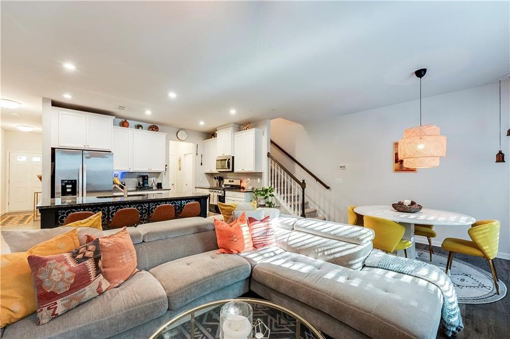 3 bedroom, 3 bathroom, 1,810 sq ft townhouse for sale at 6167 Centennial Run, Atlanta, GA 30349 — photo 3