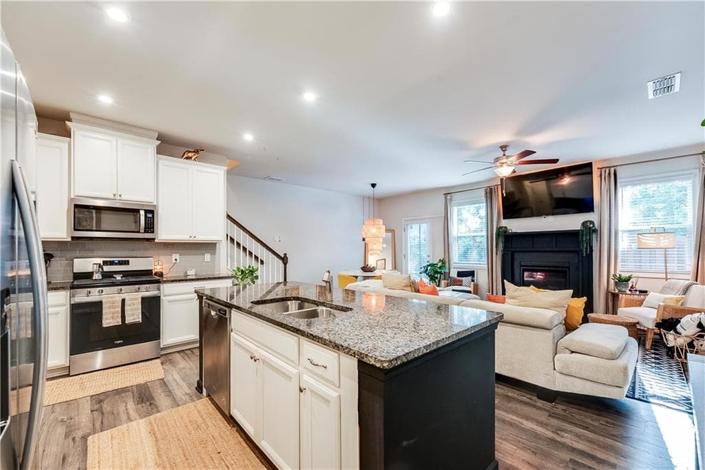 3 bedroom, 3 bathroom, 1,810 sq ft townhouse for sale at 6167 Centennial Run, Atlanta, GA 30349 — photo 7