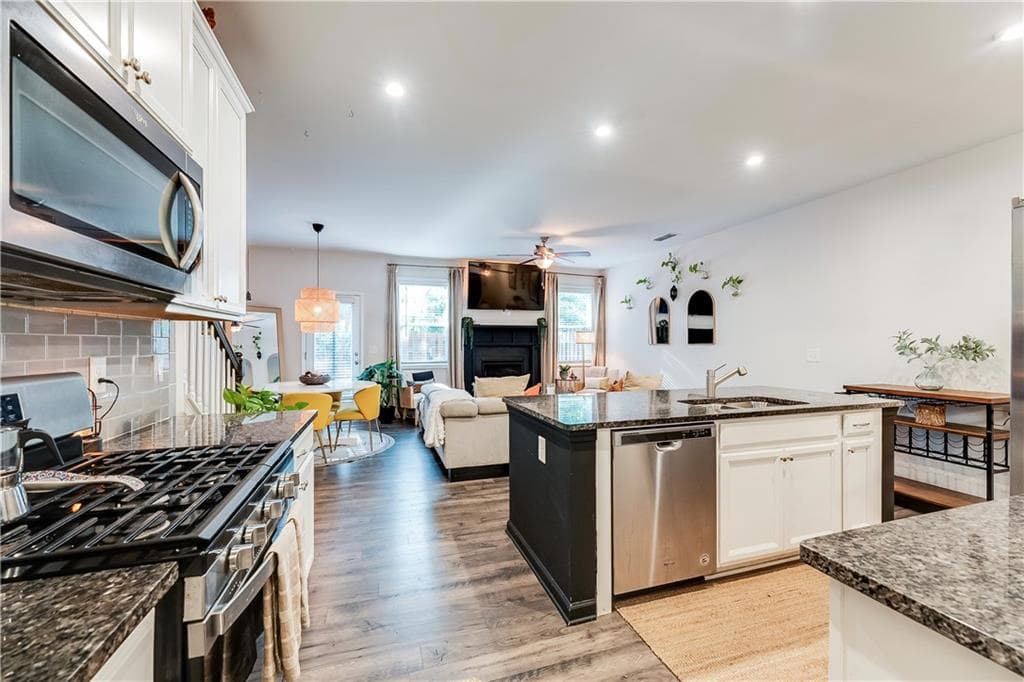 3 bedroom, 3 bathroom, 1,810 sq ft townhouse for sale at 6167 Centennial Run, Atlanta, GA 30349 — photo 8