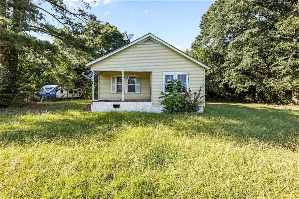 2 bedroom, 1 bathroom, 956 sq ft single family residence under contract at 1838 Cedartown Highway, Rockmart, GA 30153