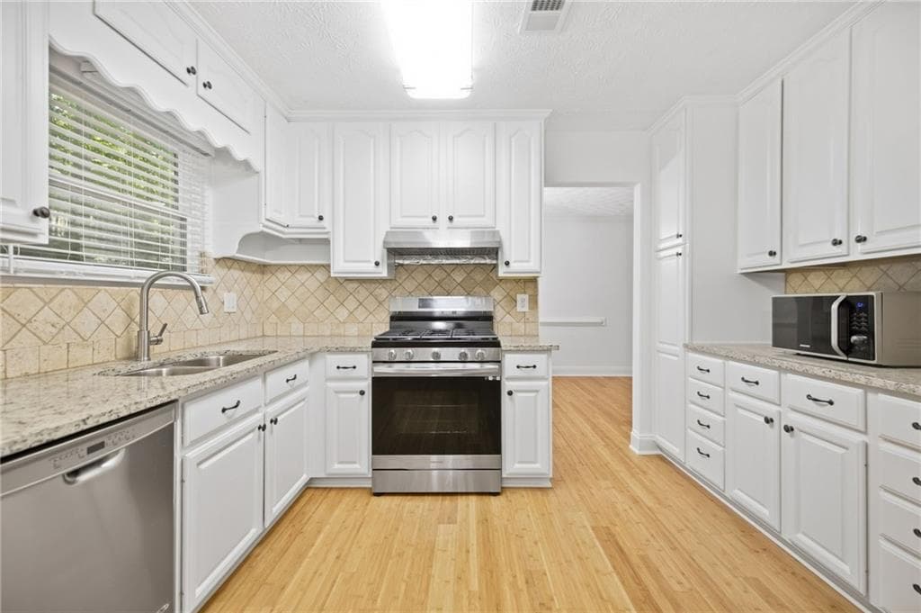 3 bedroom, 3 bathroom, 1,832 sq ft single family residence for sale at 3863 Everett Court, Duluth, GA 30097 — photo 4