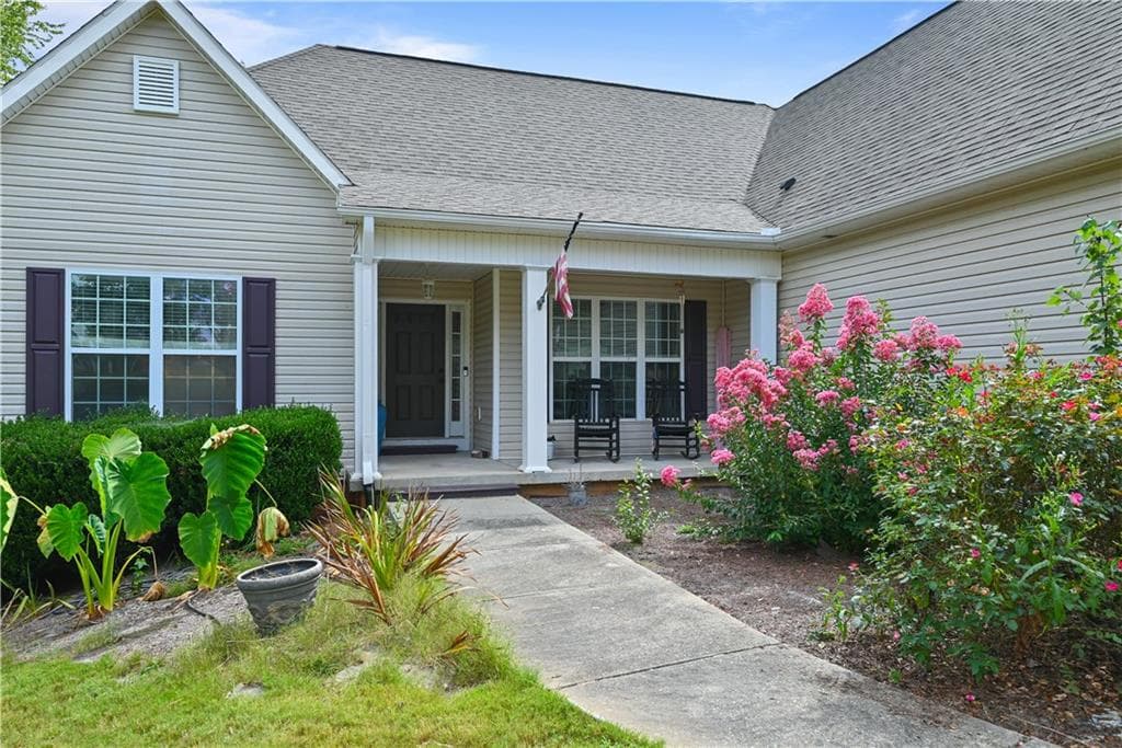 5 bedroom, 4 bathroom, 5,163 sq ft single family residence for sale at 42 Meadows Lane, Senoia, GA 30276 — photo 2