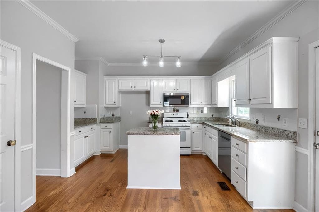 4 bedroom, 4 bathroom, 2,329 sq ft single family residence for sale at 8100 Greens Mill Way, Loganville, GA 30052 — photo 9