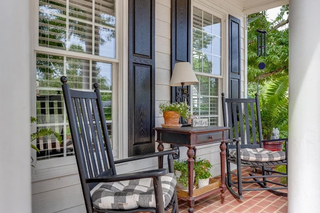 4 bedroom, 4 bathroom, 3,014 sq ft single family residence for sale at 9315 Spinnaker Lane, Gainesville, GA 30506 — photo 4