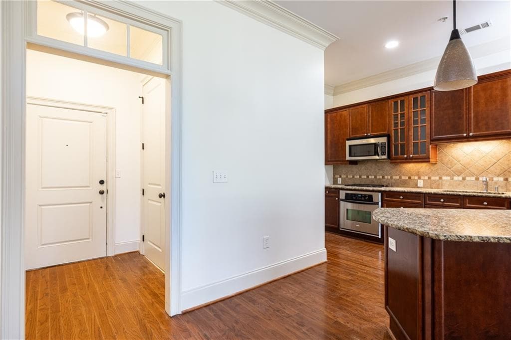 2 bedroom, 2 bathroom, 1,212 sq ft condominium for sale at 3635 E Paces Circle 1418, Atlanta, GA 30326 — photo 3