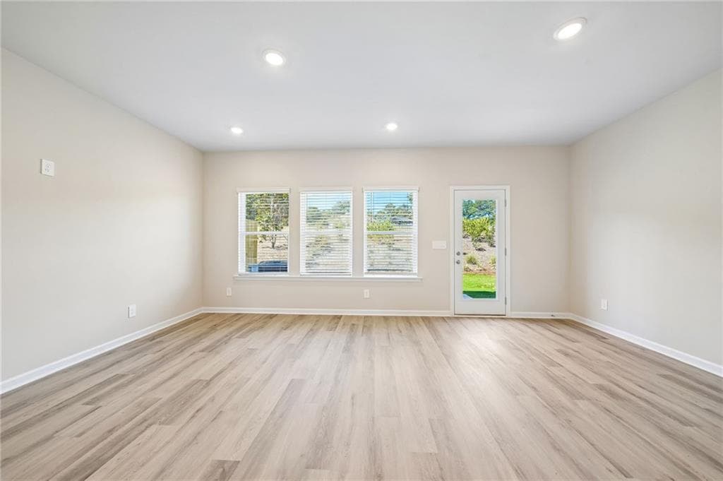 3 bedroom, 3 bathroom, 1,829 sq ft townhouse for sale at 3386 Brooks Lake Drive, Loganville, GA 30052 — photo 7