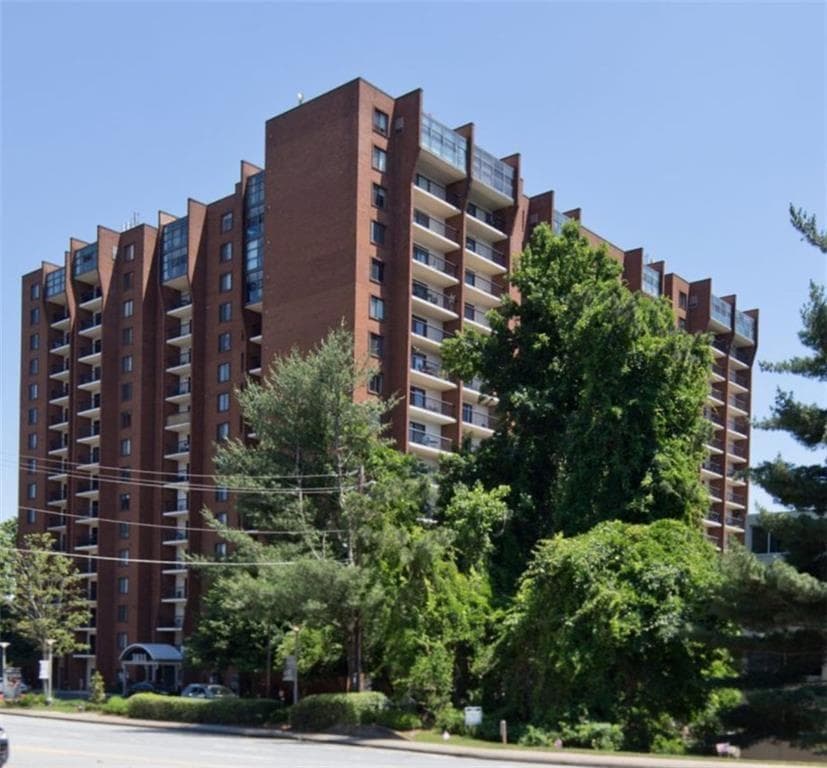 2 bedroom, 2 bathroom, 1,252 sq ft condominium for sale at 3833 Peachtree Road 1111, Brookhaven, GA 30319 — photo 2