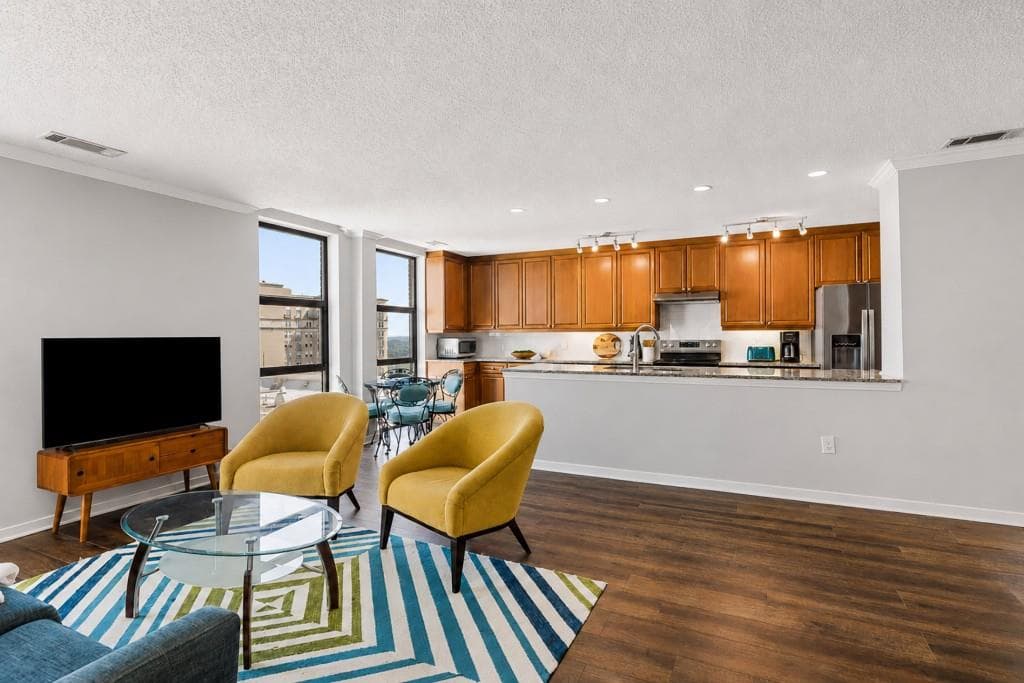 1 bedroom, 1 bathroom, 1,092 sq ft condominium for sale at 620 Peachtree Street PH-B, Atlanta, GA 30308 — photo 2