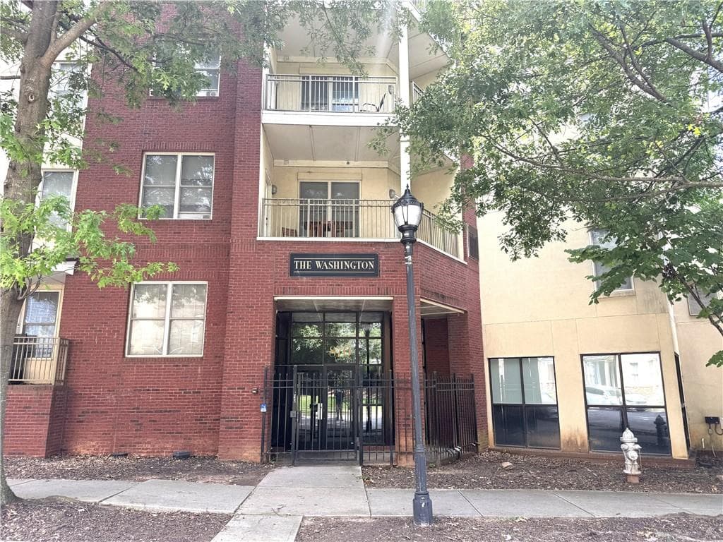 2 bedroom, 1 bathroom, 862 sq ft condominium for sale at 870 Mayson Turner Road 1001, Atlanta, GA 30314