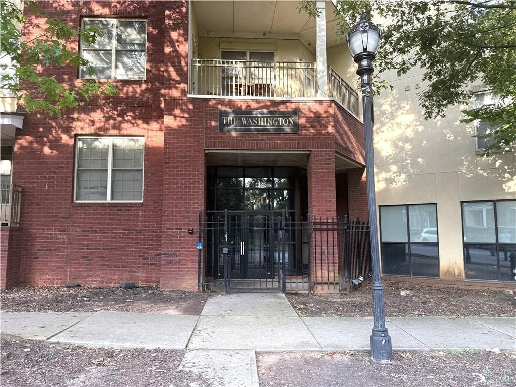 2 bedroom, 1 bathroom, 862 sq ft condominium for sale at 870 Mayson Turner Road 1001, Atlanta, GA 30314 — photo 2